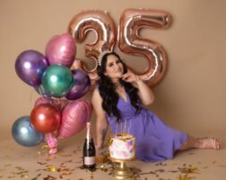 Retrato de cumpleaños con globos de colores