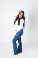 Retrato de maternidad con pantalones de mezclilla en estudio