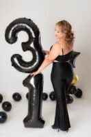 Retrato de cumpleaños con globos negros de números