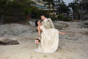 Pareja abrazada en la playa