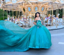 Quinceañera con vestido turquesa en un jardín