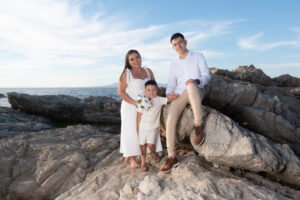 Familia sobre las rocas frente al mar