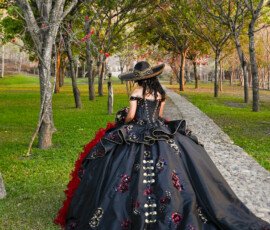 Quinceañera con vestido negro en exteriores