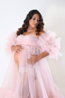 Retrato de maternidad con vestido rosa en estudio