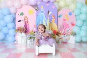 Retrato infantil con decoración de castillo y globos de colores
