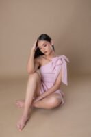 Retrato de cumpleaños con vestido rosa sobre fondo liso
