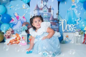 Retrato infantil con vestido azul y decoración del mar