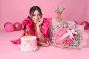 Retrato de cumpleaños con decoración rosa y pastel