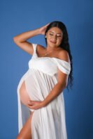 Retrato de maternidad con tela azul en estudio