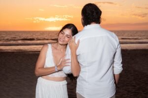 Pareja abrazada frente al mar al atardecer