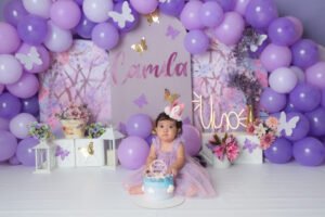 Retrato infantil con globos lilas y osos de peluche