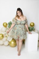 Retrato de cumpleaños con vestido floral y globos claros