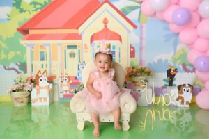 Retrato infantil con decoración de jardín y casita