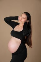 Retrato de maternidad con ropa negra en estudio
