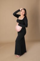Retrato de maternidad con ropa negra en estudio