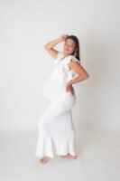Retrato de maternidad con vestido blanco en estudio