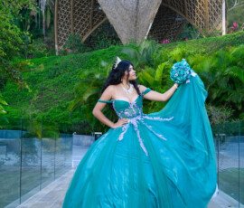 Quinceañera con vestido turquesa junto a una piscina