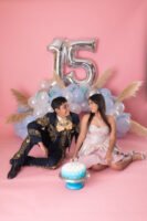 Sesión de quince años con globos y decoración rosa