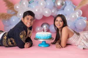 Retrato de cumpleaños en pareja con pastel y globos