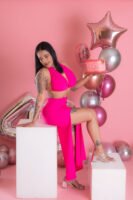 Retrato de cumpleaños con vestido rosa y globos dorados