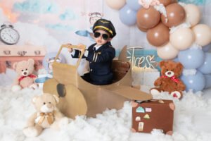 Sesión infantil con sombrero y decoración de vaqueros