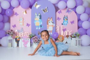 Retrato infantil con decoración de castillo y globos lilas