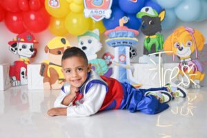 Retrato infantil con decoración colorida de juguetes