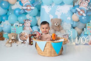 Bebé con decoración de animales y globos azules