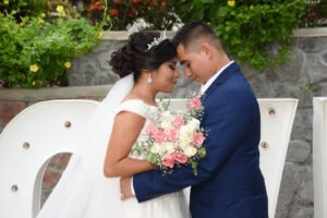 Primer plano de novios abrazados con su ramo
