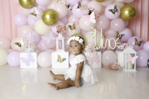 Bebé con osos de peluche y globos claros