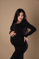 Retrato de maternidad con ropa negra en estudio