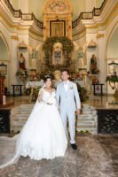 Novios bajo un arco de piedra