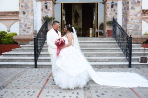 Novios en una escalinata