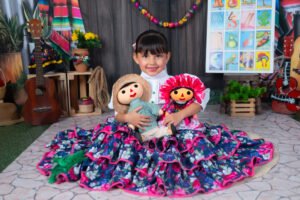 Retrato infantil con vestido bordado y flores de colores