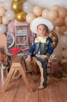 Retrato infantil con sombrero y decoración del oeste