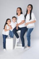 Retrato familiar en estudio con camisetas blancas y pantalones de mezclilla