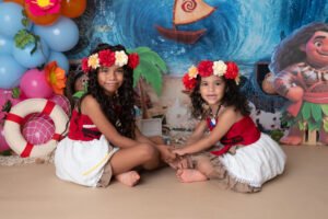 Retrato infantil en grupo con decoración de ratones y globos