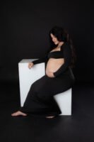Retrato de maternidad con ropa negra en estudio