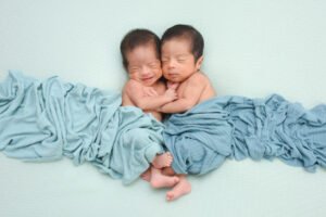 Dos bebés recién nacidos dormidos juntos