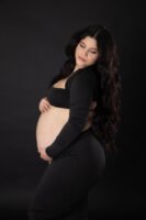 Retrato de maternidad con ropa negra en estudio