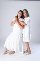 Retrato familiar con vestidos blancos en estudio