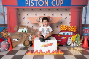 Sesión infantil con decoración de autos de carreras