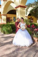 Retrato de novios en un jardín