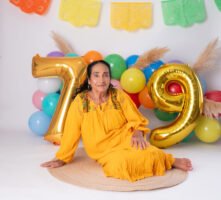 Retrato de cumpleaños con grandes globos dorados