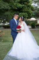 Retrato de novios en un jardín