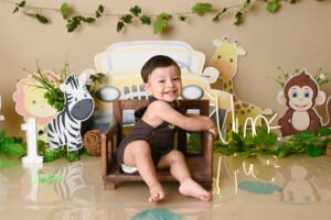 Sesión infantil con decoración de animales y selva