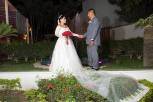 Retrato de novios en exteriores durante la noche