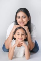 Retrato de una mujer abrazando a una niña en estudio