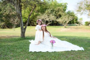 Retrato de una familia sentada en el césped