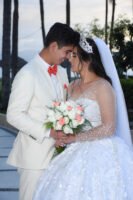 Primer plano de novios abrazados con su ramo